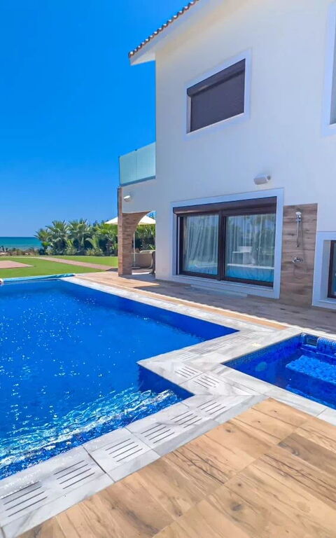 Serenity Seafront Villa: Außen, Draussen, Schwimmbad