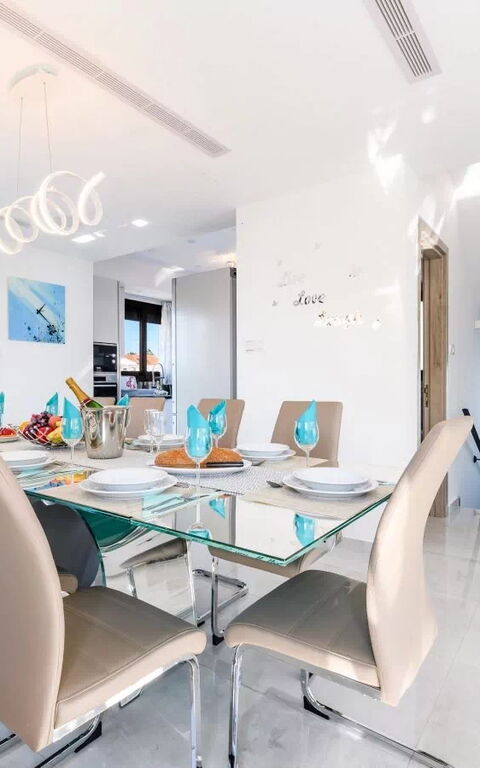 Serenity Seafront Villa: Esszimmer