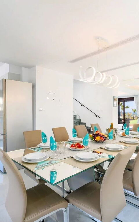 Serenity Seafront Villa: Esszimmer, Wohnzimmer