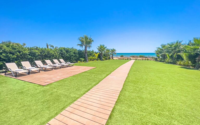 Serenity Seafront Villa: Außen, Draussen, Garten