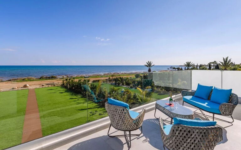 Serenity Seafront Villa: Außen, Balkon / Terrasse / Patio, Draussen, Garten