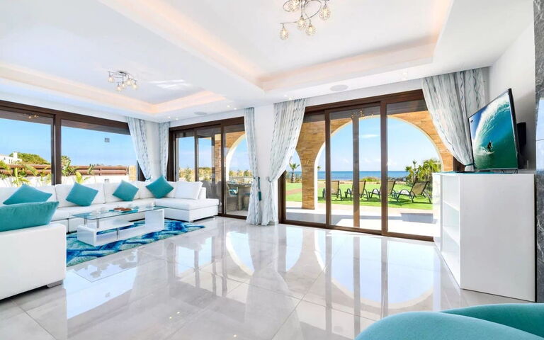 Serenity Seafront Villa: Wohnzimmer