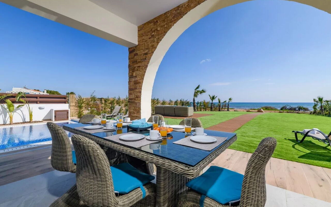 Serenity Seafront Villa: Außen, Balkon / Terrasse / Patio, Draussen