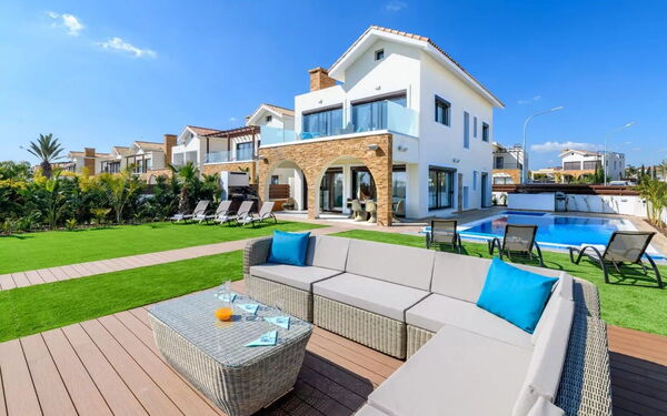 Serenity Seafront Villa: Außen, Draussen, Garten, Schwimmbad