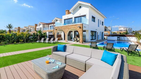 Serenity Seafront Villa: Außen, Draussen, Garten, Schwimmbad