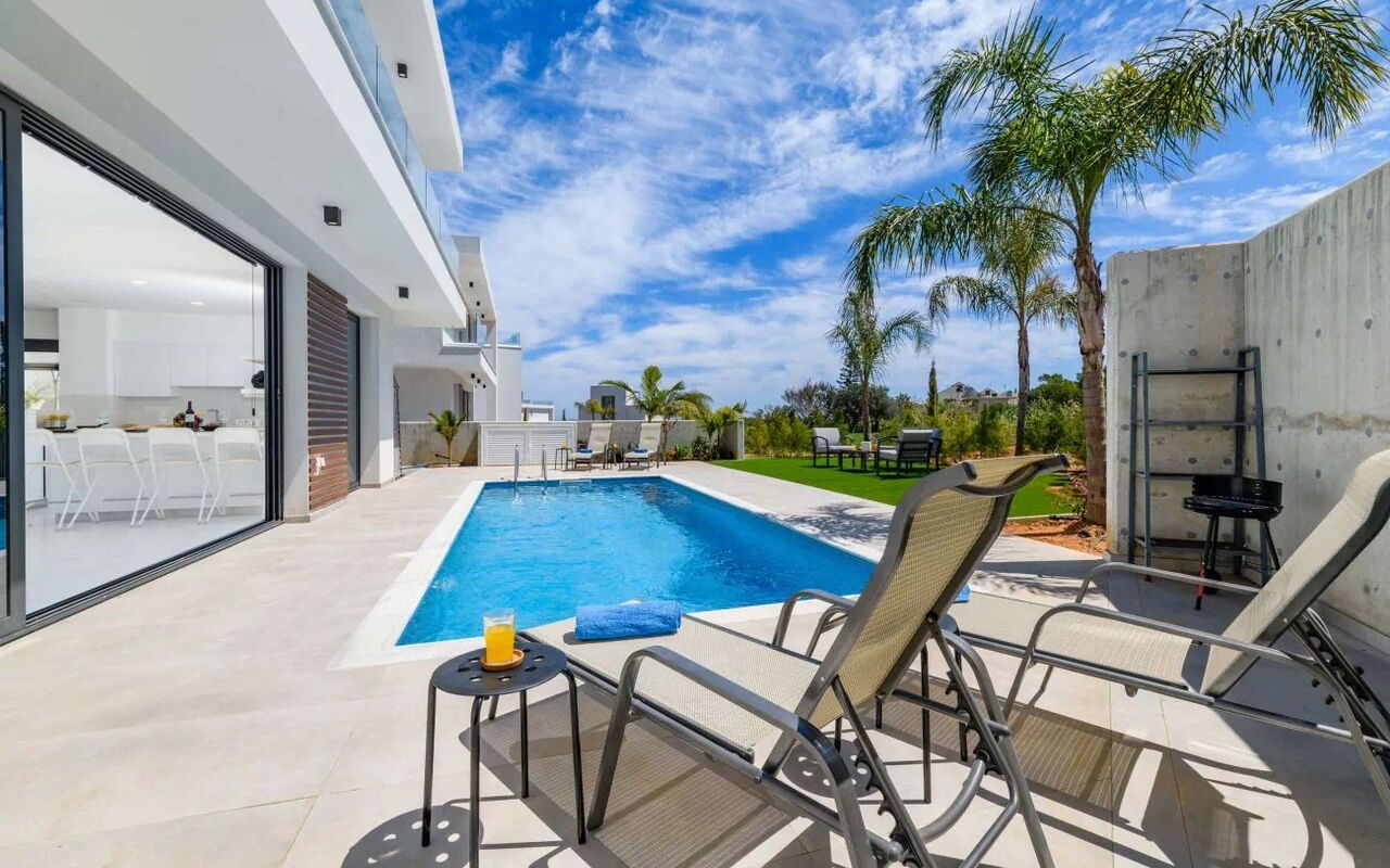 By the Beach - Royal Sapphire Villa: Außen, Draussen, Schwimmbad