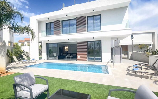 By the Beach - Royal Sapphire Villa: Außen, Draussen, Garten, Schwimmbad