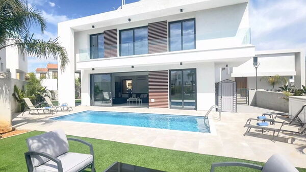 By the Beach - Royal Sapphire Villa: Außen, Draussen, Garten, Schwimmbad