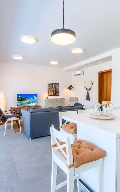 By the Beach - Sea Pearl Villa: Küche, Wohnzimmer
