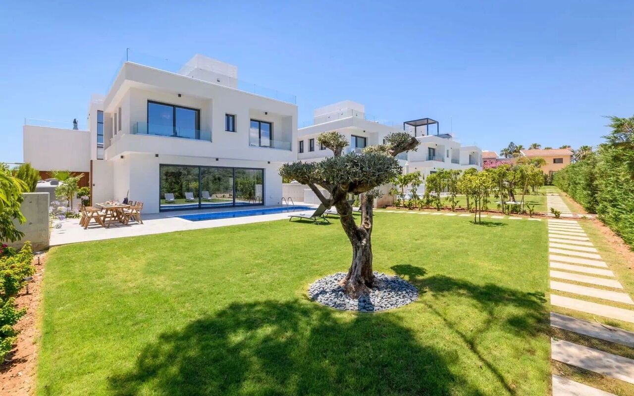 By the Beach - Sea Pearl Villa: Außen, Draussen, Garten, Schwimmbad