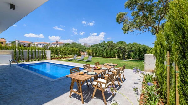 By the Beach - Sea Pearl Villa: Außen, Draussen, Garten, Schwimmbad