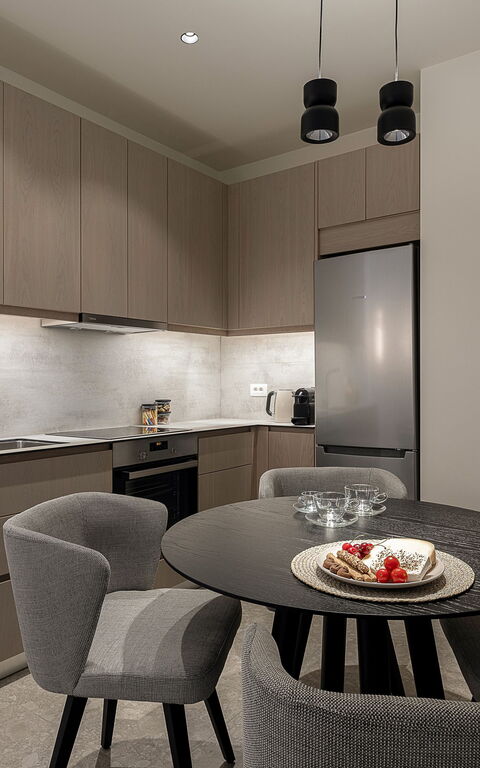 Ares Luxurious Residence: Esszimmer, Küche