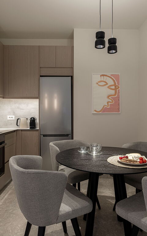 Ares Luxurious Residence: Esszimmer, Küche