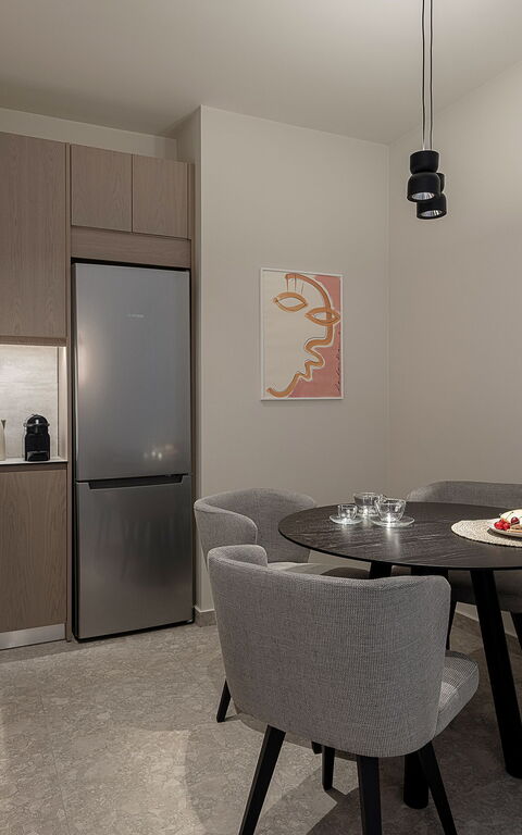 Ares Luxurious Residence: Esszimmer, Küche