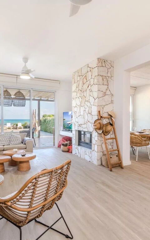 Aya Thekla Beach House: Wohnzimmer
