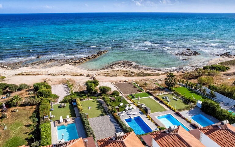 Aya Thekla Beach House: Ansichten, Schwimmbad