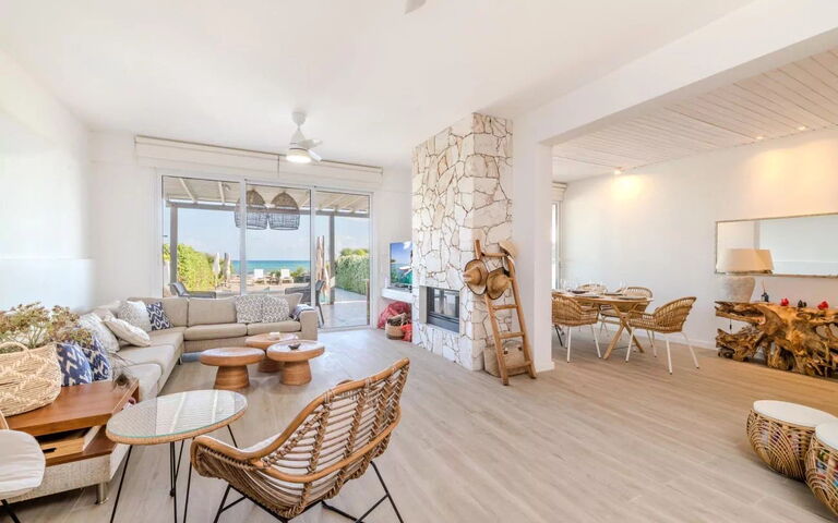 Aya Thekla Beach House: Wohnzimmer