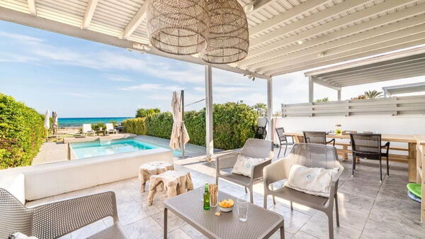 Aya Thekla Beach House: Außen, Balkon / Terrasse / Patio, Draussen, Schwimmbad