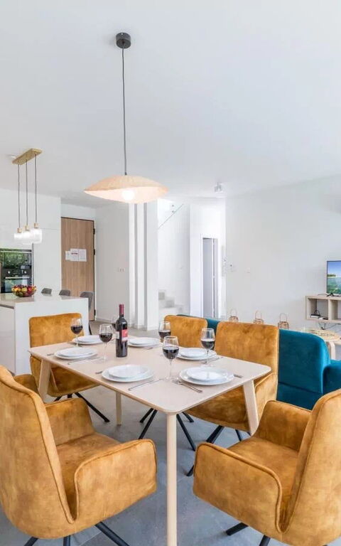 Azure Seaview - Ruby Villa: Esszimmer, Küche, Wohnzimmer