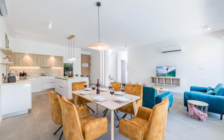 Azure Seaview - Ruby Villa: Esszimmer, Küche, Wohnzimmer