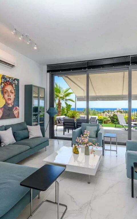 By the Beach - Emerald Seaview Villa: Wohnzimmer