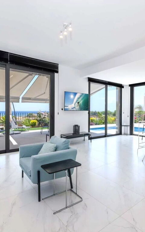 By the Beach - Emerald Seaview Villa: Wohnzimmer
