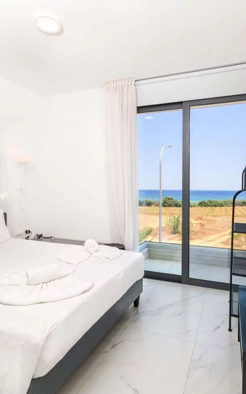 By the Beach - Emerald Seaview Villa: Schlafzimmer