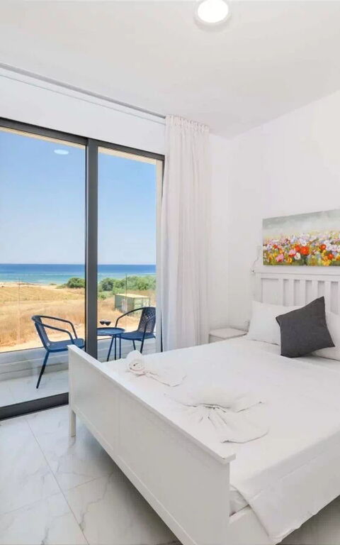 By the Beach - Emerald Seaview Villa: Schlafzimmer