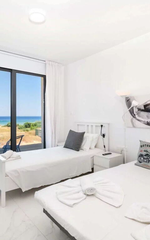 By the Beach - Emerald Seaview Villa: Schlafzimmer