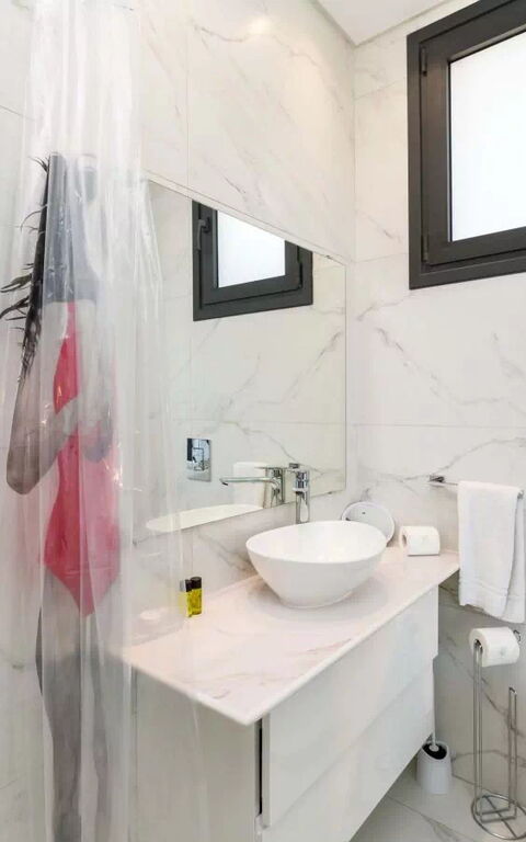 By the Beach - Emerald Seaview Villa: Bad