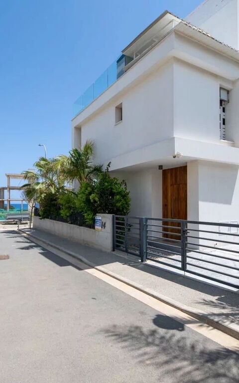 By the Beach - Emerald Seaview Villa: Haupteingang