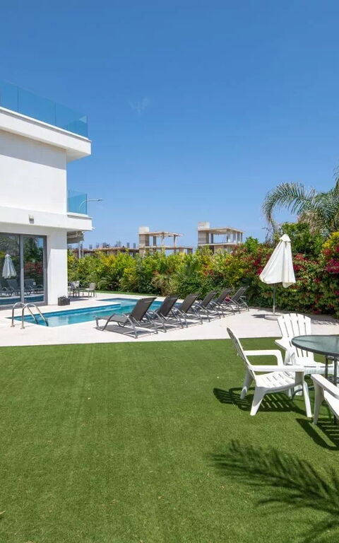 By the Beach - Emerald Seaview Villa: Außen, Draussen, Garten, Schwimmbad