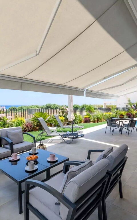 By the Beach - Emerald Seaview Villa: Außen, Balkon / Terrasse / Patio, Draussen, Schwimmbad