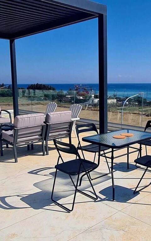 By the Beach - Emerald Seaview Villa: Außen, Balkon / Terrasse / Patio, Draussen