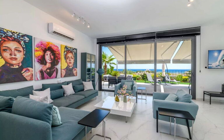 By the Beach - Emerald Seaview Villa: Wohnzimmer