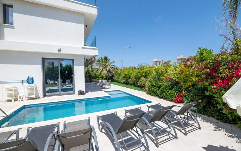 By the Beach - Emerald Seaview Villa: Außen, Draussen, Schwimmbad