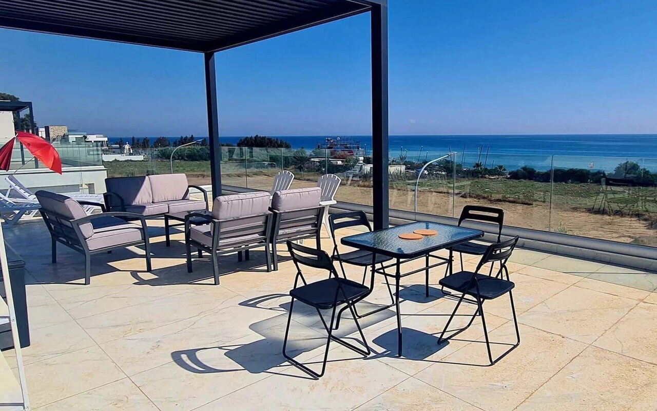 By the Beach - Emerald Seaview Villa: Außen, Balkon / Terrasse / Patio, Draussen