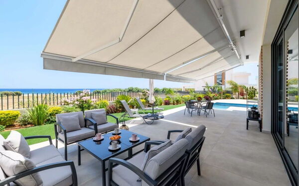By the Beach - Emerald Seaview Villa: Außen, Balkon / Terrasse / Patio, Draussen, Schwimmbad