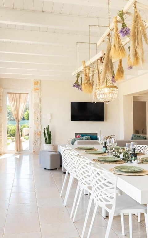 Villa Calanthia: Esszimmer, Wohnzimmer