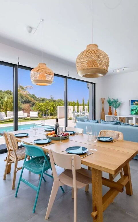 By the Beach - Blue Topaz Villa: Esszimmer, Wohnzimmer