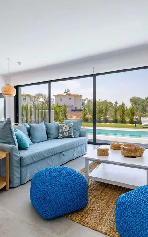 By the Beach - Blue Topaz Villa: Küche, Wohnzimmer