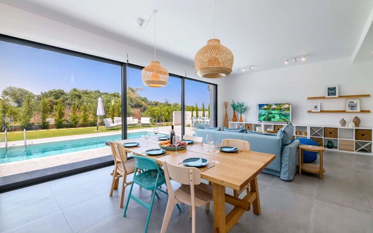 By the Beach - Blue Topaz Villa: Esszimmer, Wohnzimmer