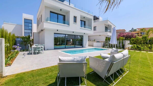 By the Beach - Blue Topaz Villa: Außen, Draussen, Garten, Schwimmbad