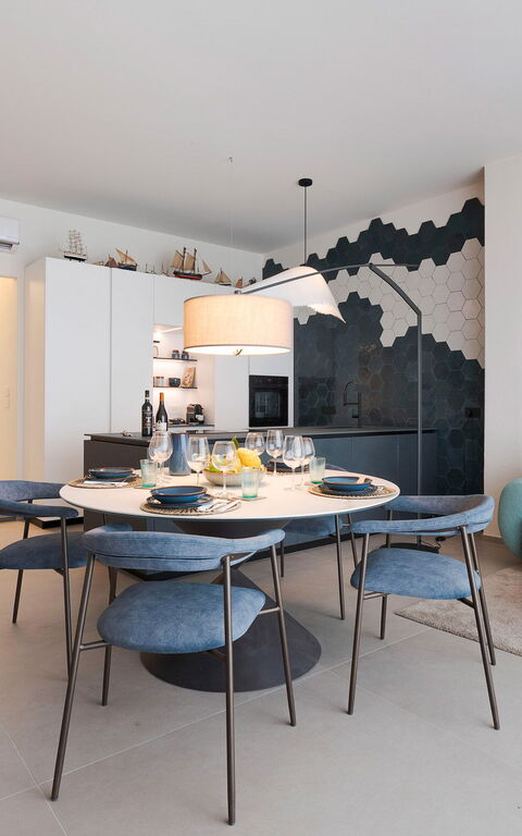 La Prua Apartament: Esszimmer, Küche, Wohnzimmer