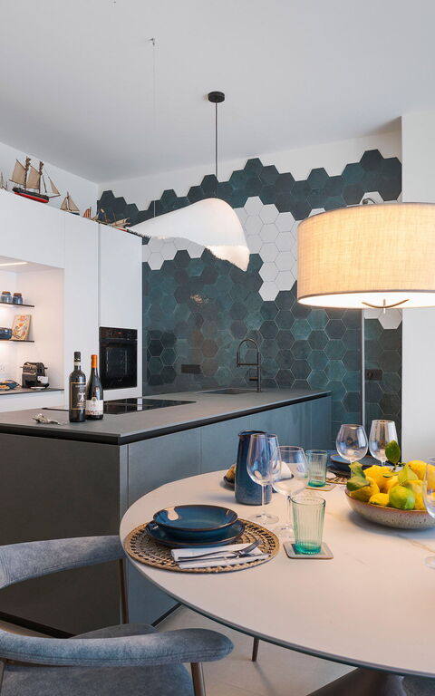 La Prua Apartament: Esszimmer, Küche, Wohnzimmer