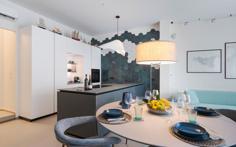 La Prua Apartament: Esszimmer, Küche, Wohnzimmer