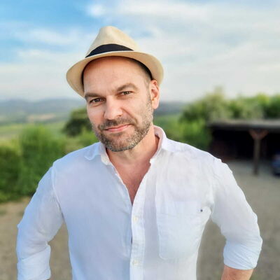 Asbjørn Risøy, VERKAUF UND KUNDENDIENST